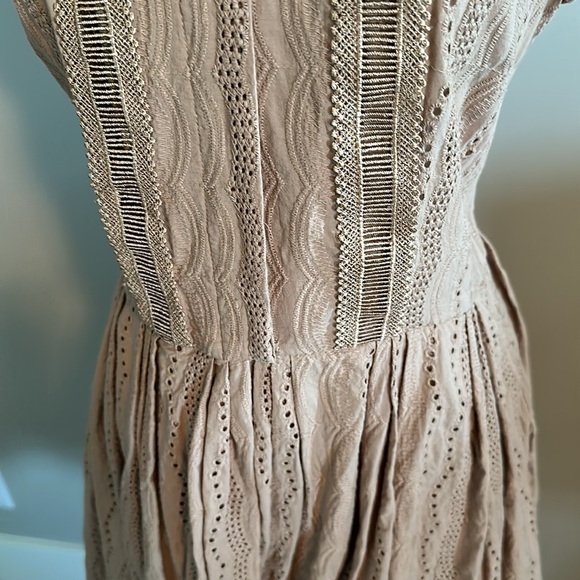 A loves a dress size medium - Picture 3 of 4